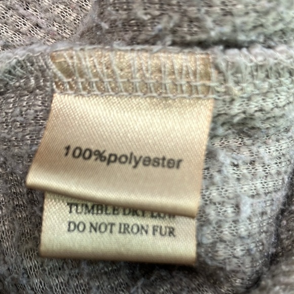 True Grit/American Outdoor Co. Ecru w/contrasting gray pile—soft zipup Unisex. - Picture 5 of 8